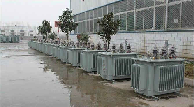 油浸式變壓器的保養(yǎng)如何去做？預防滲漏油：油浸式變壓器在油箱內充滿變壓器油，裝配中依靠緊固件對耐油橡膠元件加壓而密封。